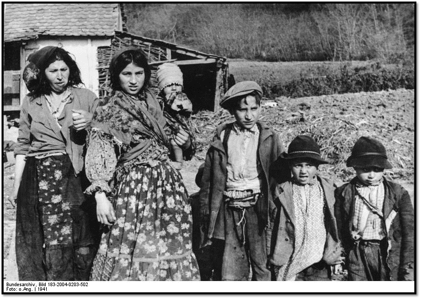 Bundesarchiv Bild Bei Agram kroatische Sinti und Roma Frauen und Kinder niar